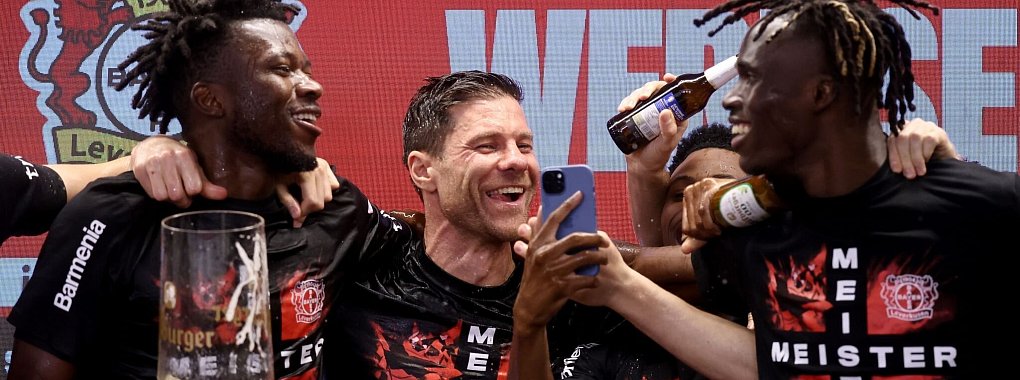 Leverkusens Trainer Xabi Alonso (M) feiert mit seinen Spielern den Meistertitel. - &copy; Rolf Vennenbernd/dpa