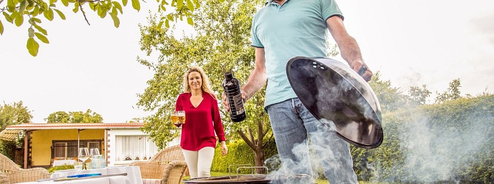 Beim Grillen kann viel passieren - &copy; Foto: Christin Klose/dpa-tmn