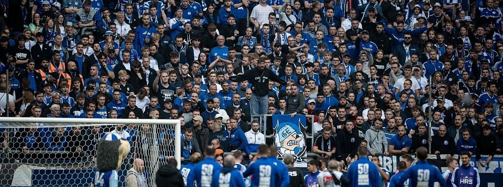 Schalker Fans pfeifen die Mannschaft aus. - © Fabian Strauch/dpa