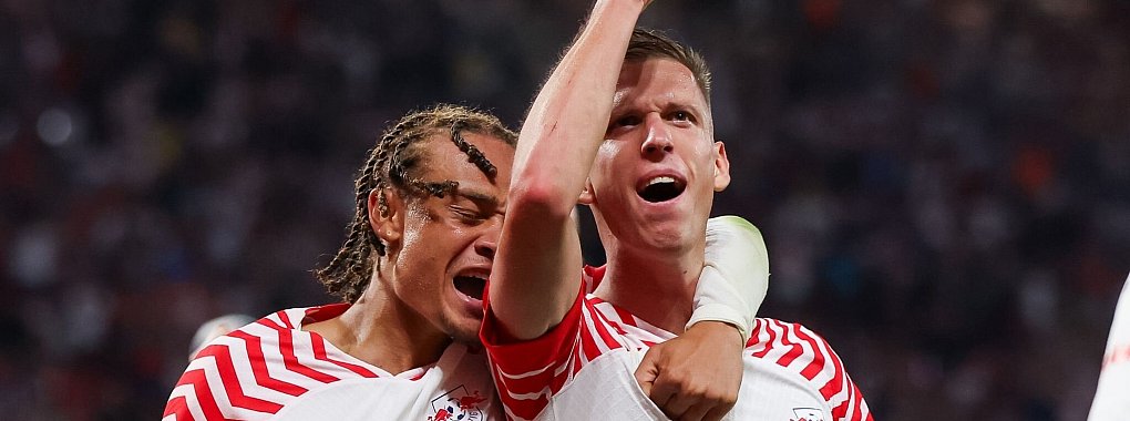 Leipzigs Xavi Simons (l) und Dani Olmo wurden in der Kaderschmiede des FC Barcelona ausgebildet. - © Jan Woitas/dpa