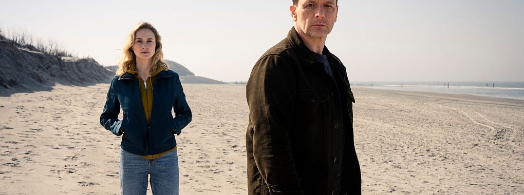 Dem Verbrechen auf der Spur: Mordermittler Tjark Wolf (Hendrik Duryn) und Polizeichefin Femke Folkmer (Pia-Micaela Barucki). - &copy; Stephan Rabold/RTL/dpa