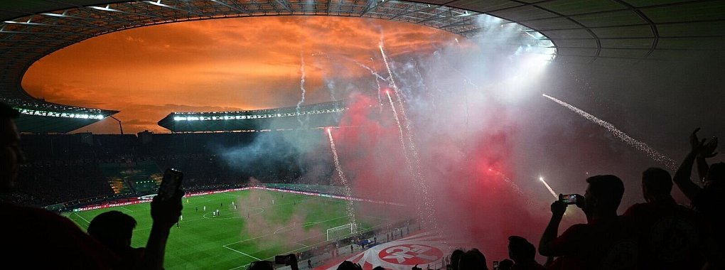 Fans von Kaiserslautern z&uuml;ndeten Pyrotechnik im Olympiastadion. - &copy; Sebastian Christoph Gollnow/dpa