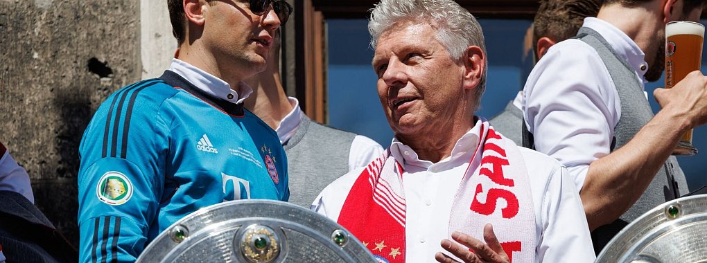 Münchens Oberbürgermeister Dieter Reiter (rechts) geht davon aus, bald wieder mit den Bayern auf dem Balkon zu stehen. - © Matthias Balk/dpa