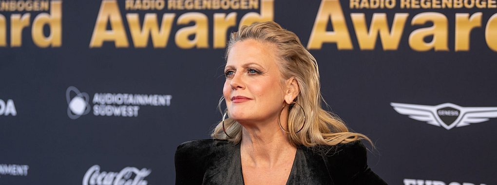 Barbara Schöneberger ist ein bekanntes Gesicht im deutschen Fernsehen. - © Silas Stein/dpa
