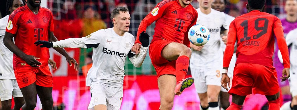 Zurück auf dem Platz: Aleksandar Pavlovic (M) am Ball gegen Leverkusen. - © Tom Weller/dpa
