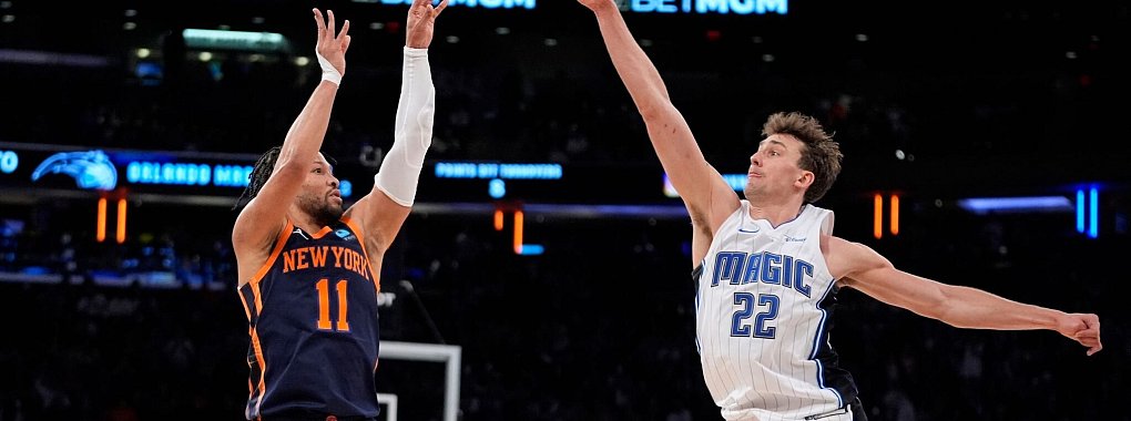 Franz Wagner (r) kann den Wurf von Jalen Brunson nicht verhindern. - © Frank Franklin II/AP/dpa