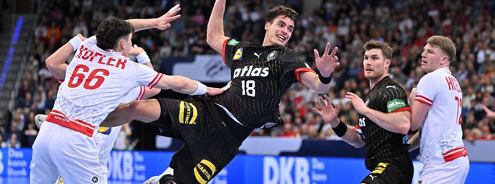Julian Köster (M) übernimmt immer mehr Verantwortung bei den deutschen Handballern. - © Swen Pförtner/dpa