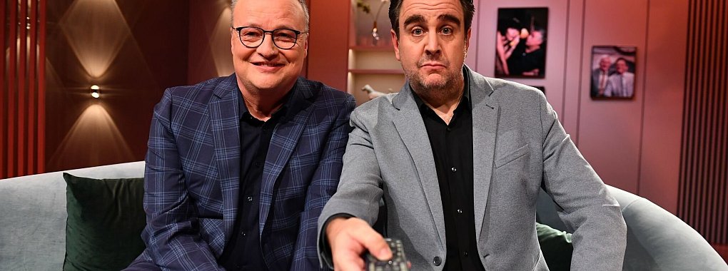 Oliver Welke (l) und Bastian Pastewka pr&auml;sentieren "Welke & Pastewka - Wiedersehen macht Freude!". - &copy; Julia Feldhagen/ZDF/dpa