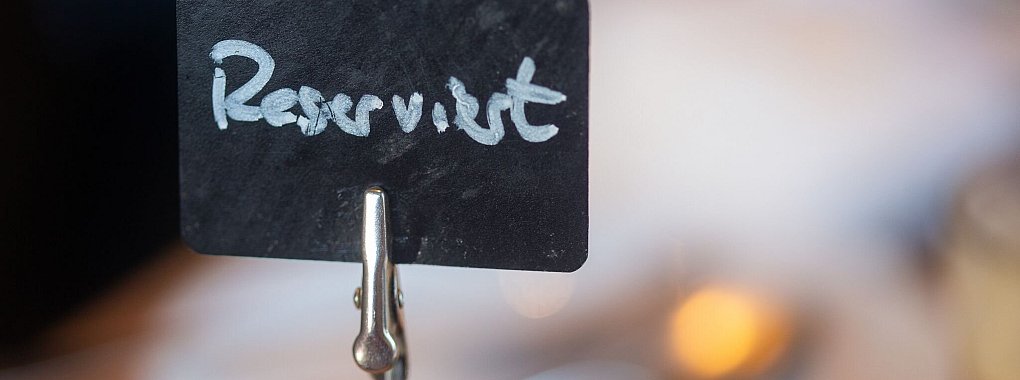 Wer im Restaurant einen Tisch reserviert und nicht erscheint, kann vom Wirt zur Kasse gebeten werden. - © Fernando Gutierrez-Juarez/dpa