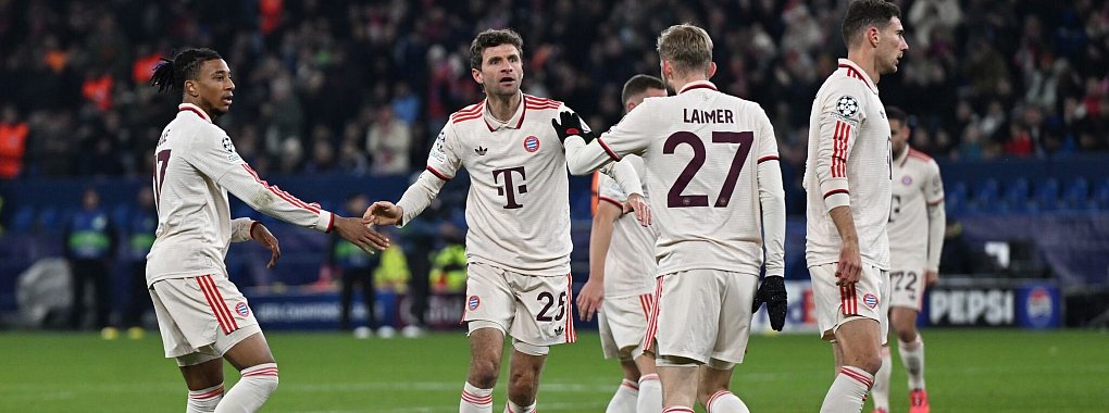 Den Bayern gelang auf Schalke der dritte Königsklassen-Sieg in Serie - © David Inderlied/dpa