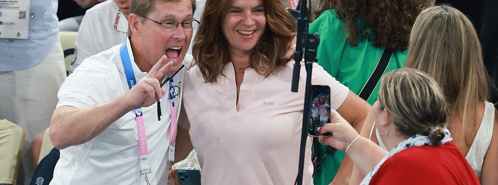 Katarina Witt und der frühere Turner Bart Conner bei Olympia 2024 in Paris. - © Jan Woitas/dpa