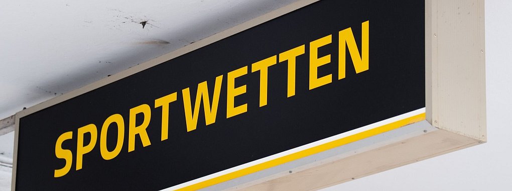 Verdacht auf Wettbetrug: 17 Fußballspiele sollen womöglich manipuliert worden sein. - © Sarah Knorr/dpa