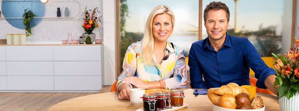 Die Moderatoren Nadine Krüger und Florian Weiss in der Kulisse der ZDF-Sendung "Volle Kanne – Service täglich". - © Ben Knabe/ZDF/dpa