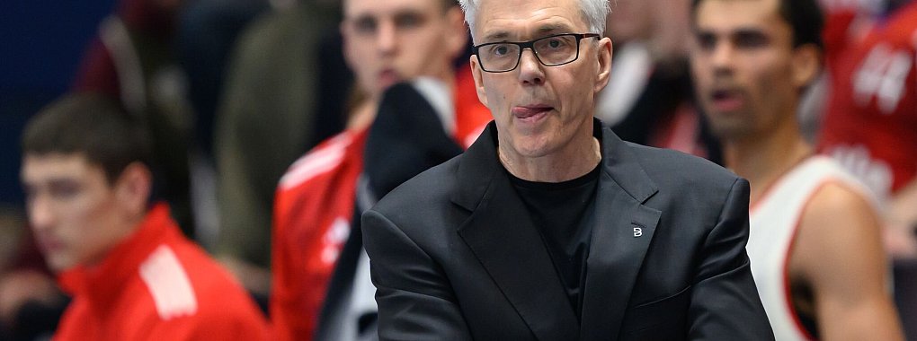 Coach Gordon Herbert sah erneut ein enges Match der Bayern. - © Hendrik Schmidt/dpa