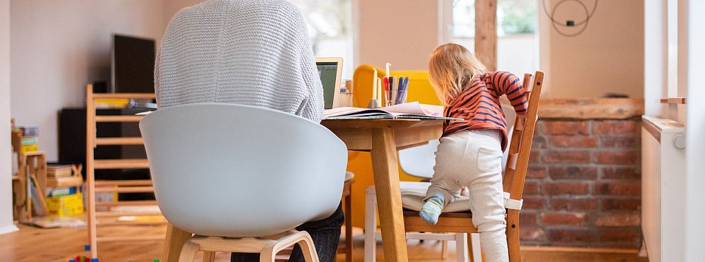 Beruf und Familie vereinen? Oft ein Spagat. Viele Frauen wünschen sich daher ein besseres Angebot an Kinderbetreuung. - © Julian Stratenschulte/dpa/dpa-tmn