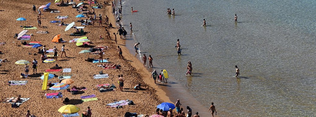 Sonne und Strand, mehr braucht es für viele nicht zum Urlaubsglück. Mittelmeerziele wie die Balearen sind deshalb weiterhin sehr gefragt. - © Andrea Warnecke/dpa-tmn