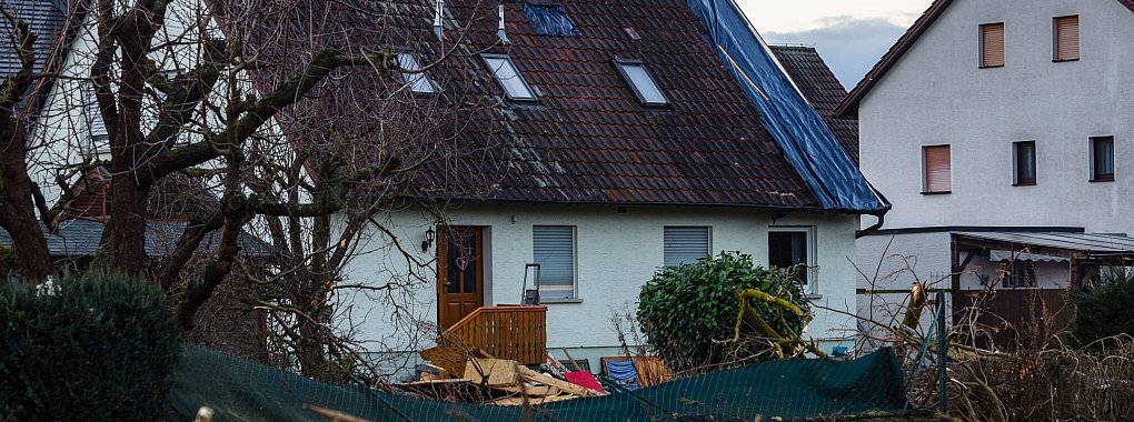 Hat ein Sturm das Haus verwüstet, ist es sinnvoll, die Schäden genau zu dokumentieren. - © Nicolas Armer/dpa/dpa-tmn
