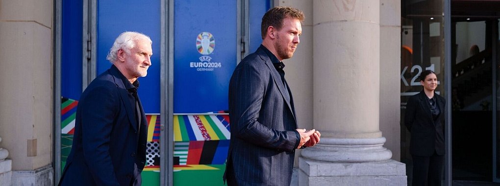 DFB-Sportdirektor Rudi V&ouml;ller (l) und Bundestrainer Julian Nagelsmann kommen zu einem Abendessen im Rahmen des EM-Workshops der Nationaltrainer im St&auml;ndehaus. - &copy; Marius Becker/dpa
