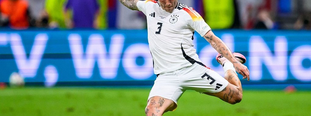 David Raum hat sich ein neuen Tattoo stechen lassen. - © Tom Weller/dpa