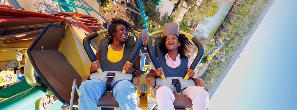 In vier Sekunden auf 105km/h: Die Fahrt im «Wingcoaster Rapterra» bietet anderthalb Minuten Nervenkitzel. - © Alpha & Omega/Kings Dominion/dpa-tmn