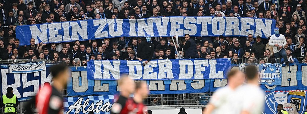 Seit Wochen protestieren die Fans in der ersten und zweiten Bundesliga gegen den Investoren-Einstieg bei der DFL. - © Arne Dedert/dpa