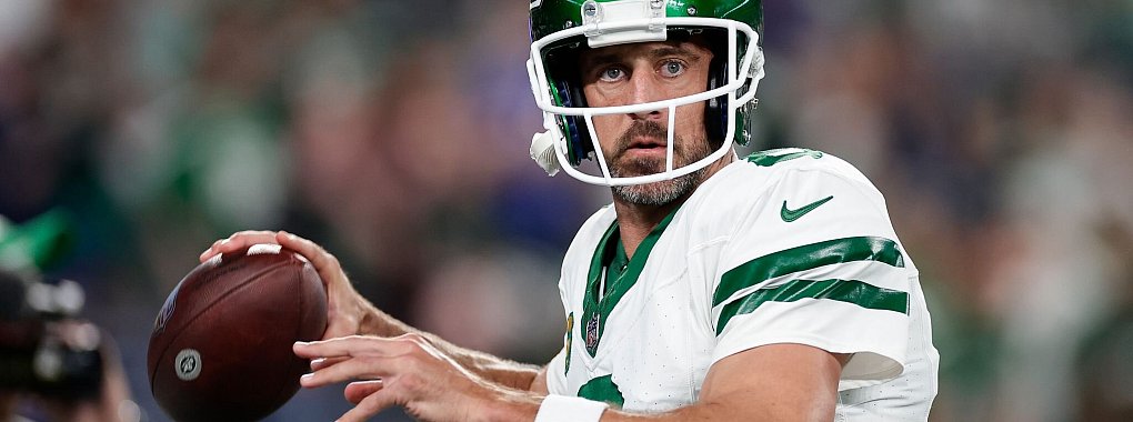 Erleichtert trotz Niederlage beim Comeback: Aaron Rodgers - © Adam Hunger/AP/dpa
