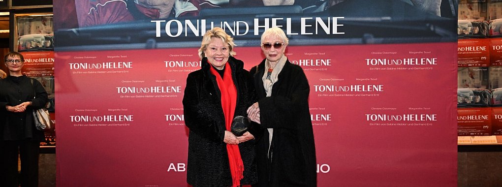 Die Schauspielerinnen Margarethe Tiesel (l) und Christine Ostermayer bei der Filmpremiere - © Felix Hörhager/dpa