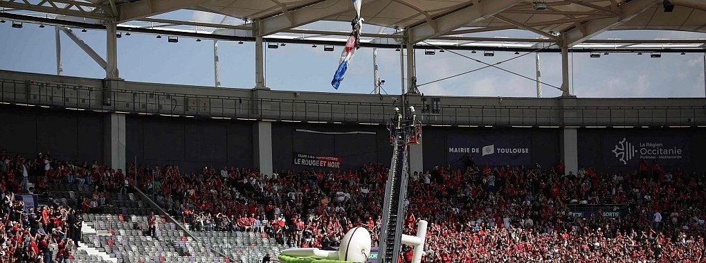 Die Feuerwehr befreite den Fallschirmspringer aus seiner Zwangslage. - © Valentine Chapuis/AFP/dpa