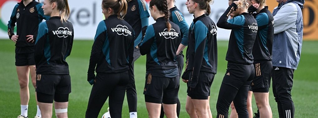 Horst Hrubesch (r) und die DFB-Spielerinnen beim Training auf dem DFB-Campus. - &copy; Arne Dedert/dpa