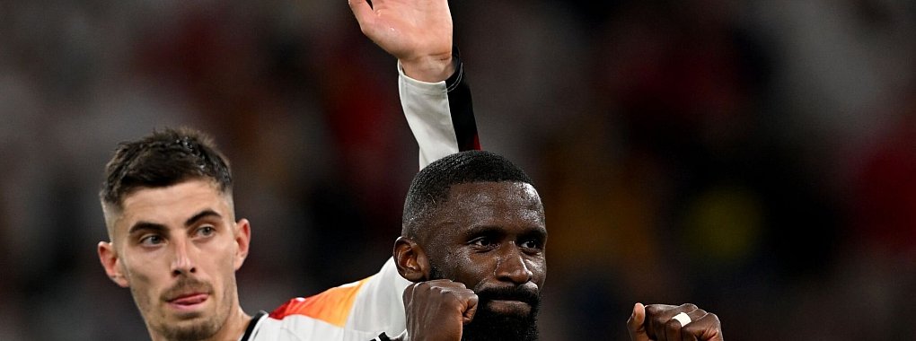 Kai Havertz (l) und Antonio R&uuml;diger jubeln nach dem Sieg. - &copy; Bernd Thissen/dpa