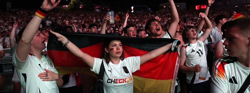 Zuschauer jubeln beim Spiel. - &copy; Karl-Josef Hildenbrand/dpa