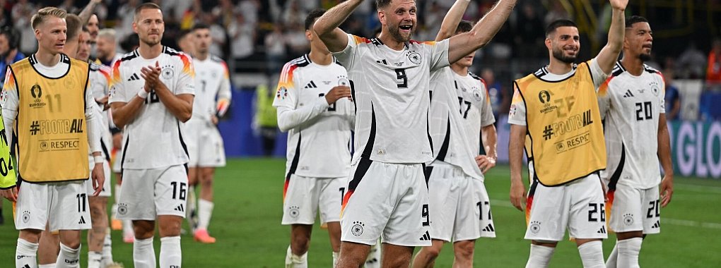 Niclas F&uuml;llkrug (vorn) und seine Teamgef&auml;hrten jubeln nach dem Sieg gegen D&auml;nemark. - &copy; Bernd Thissen/dpa