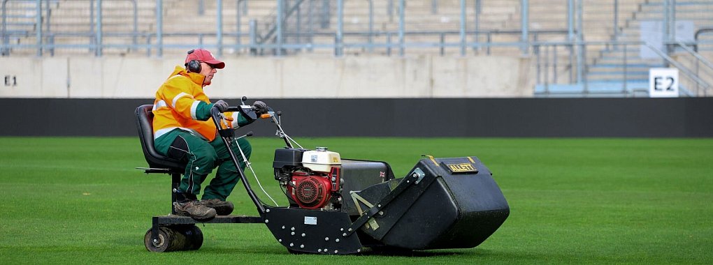 Der Rasen im Saarbr&uuml;cker Ludwigspark wird gem&auml;ht. - &copy; -/Fu&szlig;ball-News Saarland/dpa