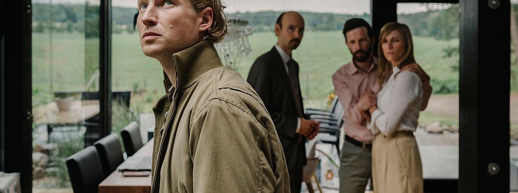 Wer hat den kleine Liam entführt? Die Eltern und ihr Anwalt bangen, Kommissar Anton Raabe (Anton Rubtsov) ermittelt. - © rbb/Elliott Kreyenberg/rbb Presse & Information/dpa