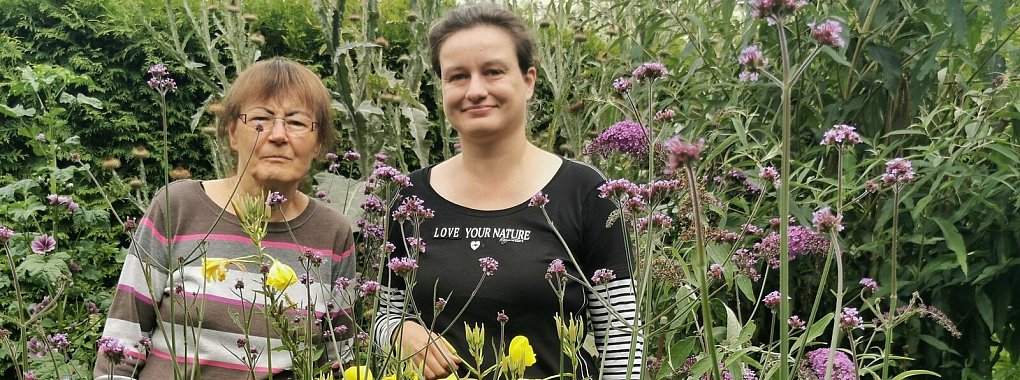 Die beiden Gartenfrauen inmitten ihres Mutter-Tochter-Gartens im Barntruper Bellenbruch: Veronika Milewski-Knorn (links) und Tochter Katrin Knorn. - © Sylvia Frevert(LZ)