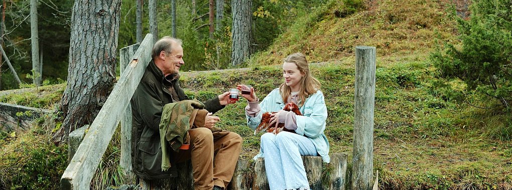Edgar Selge und Luna Wedler in einer Szene aus dem Film «Marianengraben». - © Oliver Oppitz/Alamode Film/dpa