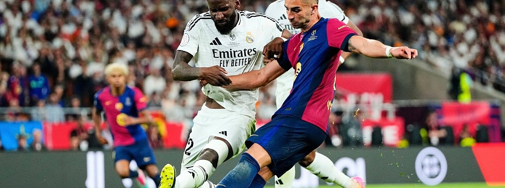 Im Pokalfinale gegen den FC Barcelona leistete sich Antonio Rüdiger (l) einen heftigen Aussetzer. - © Jose Breton/AP/dpa
