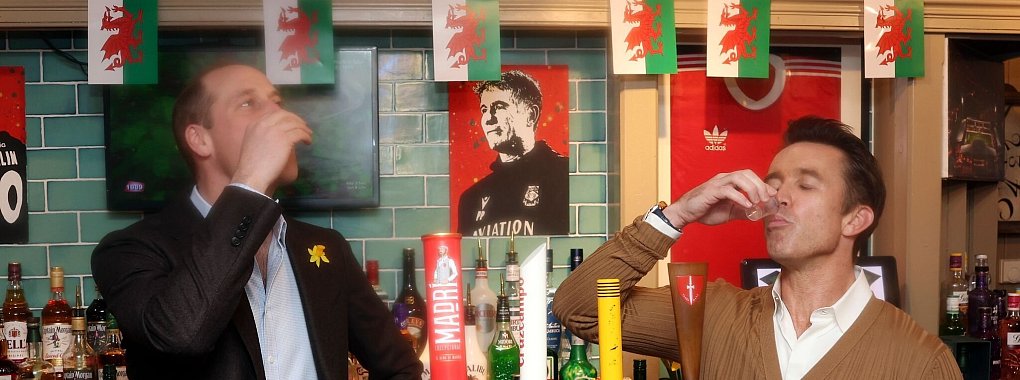 Der britische Prinz William (l) mit Rob McElhenney, dem Co-Eigent&uuml;mer des Viertligisten AFC Wrexham, im The Turf Pub. - &copy; Chris Jackson/Pool Getty/AP/dpa