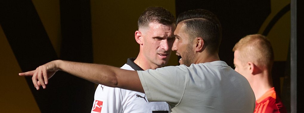 BVB-Cheftrainer Nuri Sahin und der neue Mittelfeldchef Pascal Gro&szlig; (l). - &copy; Bernd Thissen/dpa