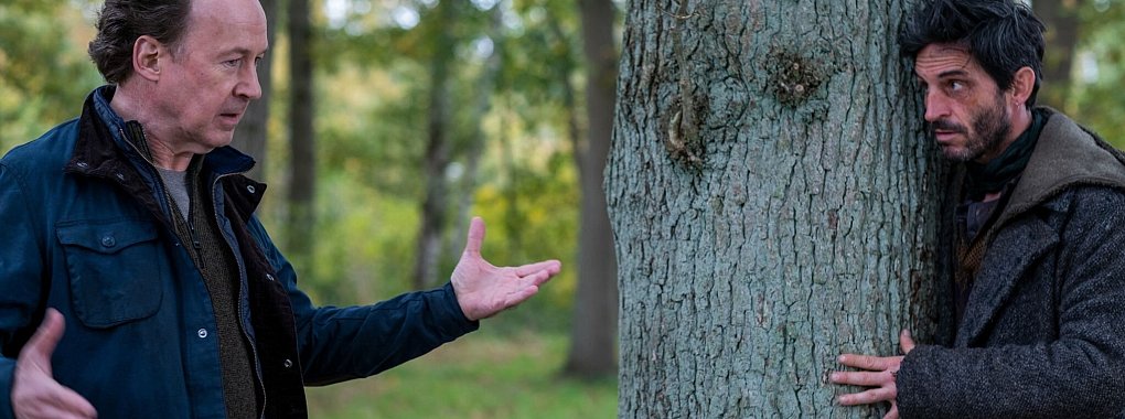 Jakob Stiller (Ulrich Noethen, l) entdeckt Remy Luger (Christoph Bach) in seinem Garten. - &copy; Manju Sawhney/ZDF/dpa