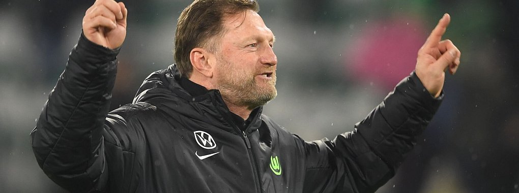 Der Trainer der Stunde: Wolfsburgs Ralph Hasenhüttl. - © Swen Pförtner/dpa