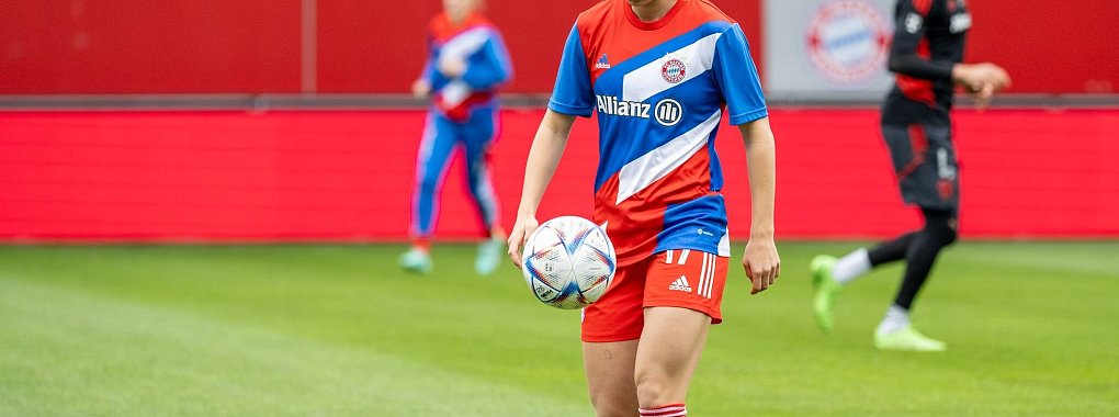 Nur mit einem Sieg gegen PSG können die Bayern-Frauen um Klara Bühl (M) noch ins Viertelfinale der Champions League einziehen. - © Christian Kolbert/Bildagentur Kolbert/dpa