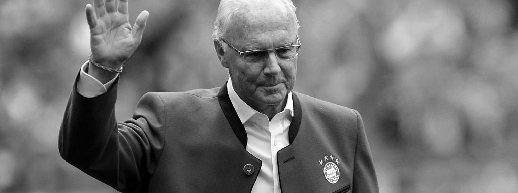 Besondere Ehre in der Allianz Arena für Franz Beckenbauer. - © Andreas Gebert/dpa