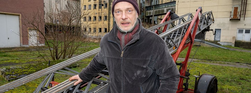 Der Schauspieler Martin Brambach dr&uuml;ckt Sandra H&uuml;ller bei der Oscar-Verleihung die Daumen. - &copy; Stefan Sauer/dpa