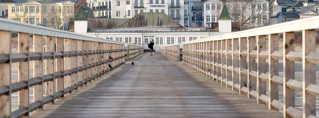 Im Albtraum: Karin Lossow (Katrin Sass) am Ende der Ahlbecker Seebrücke. - © Florian Kaposi/NDR/ARD Degeto/dpa