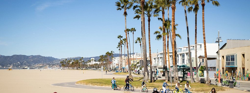 In Santa Monica kann man am Strand entlang radeln - sofern man kein Problem mit Sand auf dem Asphalt hat. - © Max Whittaker/Visit California/dpa-tmn