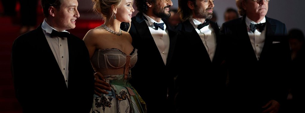 Gabriel Sherman (l-r), Maria Bakalova, Regisseur Ali Abbasi, Sebastian Stan und Martin Donovan nach der Premiere des Films &laquo;The Apprentice&raquo; in Cannes. - &copy; Scott A Garfitt/Invision/AP/dpa