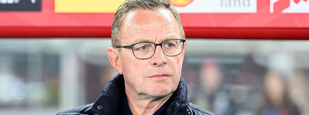 Österreichs Teamchef Ralf Rangnick redete sein Team nach dem folgenschweren Remis stark. - © Max Slovencik/APA/dpa