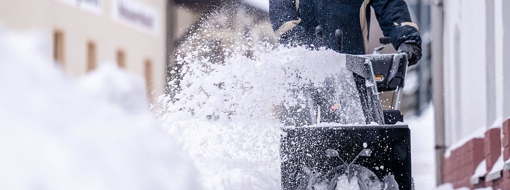 Wer für Winterdienste wie Räumen, Streuen oder Eiszapfen-Beseitigung Dienstleister beauftragt, kann die Kosten dafür regelmäßig von der Steuer absetzen. - © Kristin Schmidt/dpa-Zentralbild/dpa-tmn