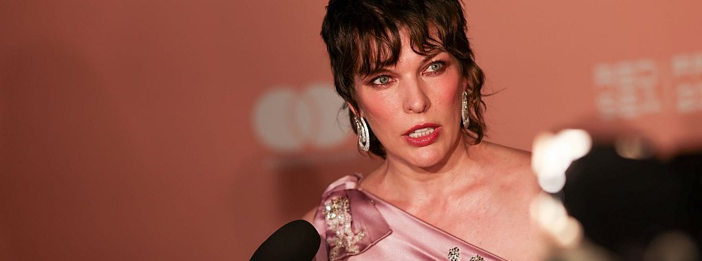 Milla Jovovich hat manchmal mit düsteren Gedanken über die Welt zu kämpfen. (Archivbild) - © Vianney Le Caer/Invision/dpa
